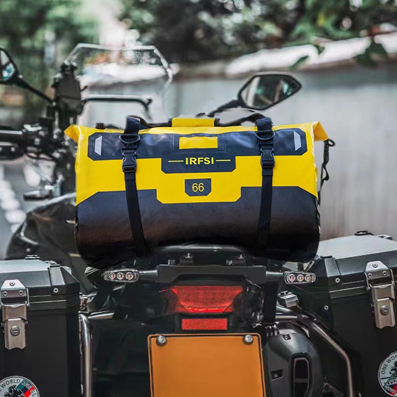 Product picture of motorcycle travel bag: vehicle scene: making the relationship between the straps and the vehicle visible