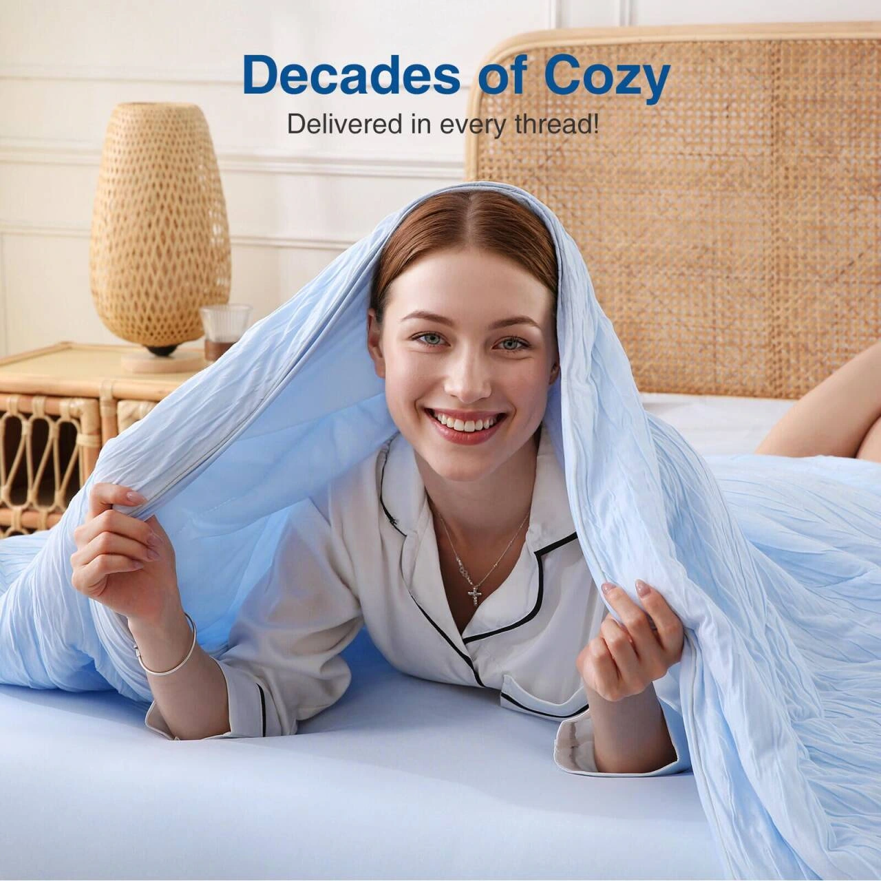 Cool air-conditioning quilt product picture: Close-up view of the fabric: hand-held movements highlight the layers of the fabric