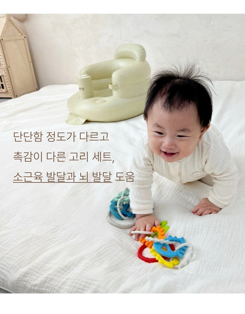 Silicone connecting ring teether set: Close-up of people: putting the product back into the interactive process