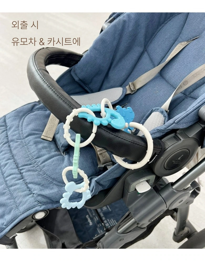 Silicone connection ring teether set: stroller situation: use a close-up view to highlight the connection location