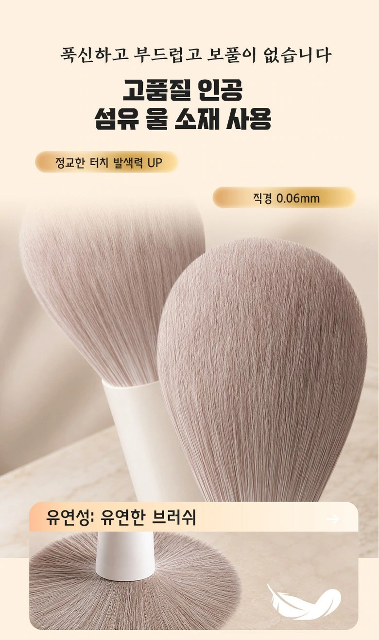 MOLLM ten makeup brushes: close-up of the bristles: establishing hierarchy through size differences